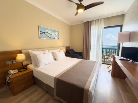 Standard Room, Sea View | Minibar, bed sheets