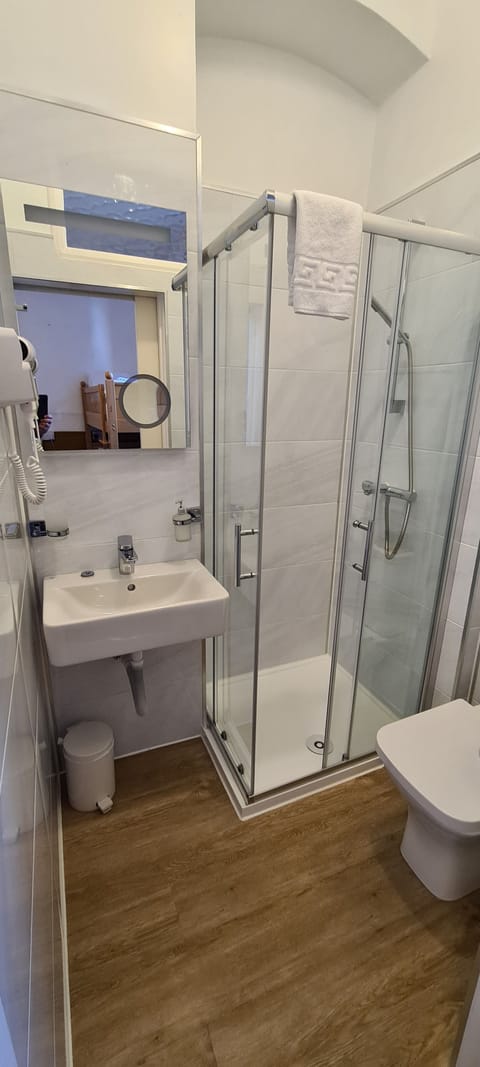 Deluxe Ground floor room with a terrace | Bathroom | Shower, free toiletries, hair dryer, towels