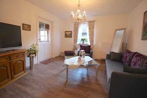 House, 2 Bedrooms, Lanai, Mountain View (Alpenschloss) | Living room | Flat-screen TV