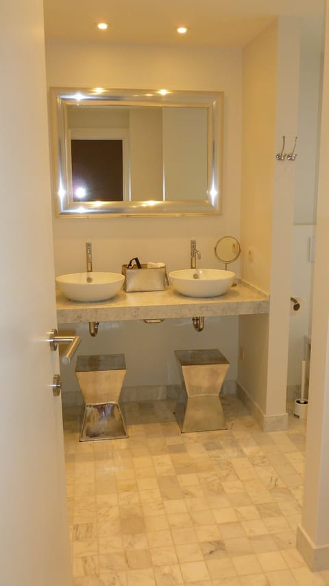 Triple Room | Bathroom | Free toiletries, hair dryer, towels