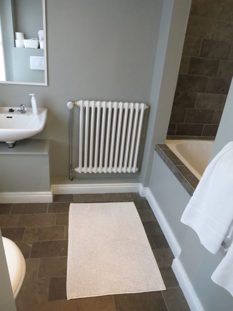 Comfort Double Room, Garden View | Bathroom | Free toiletries, hair dryer, towels