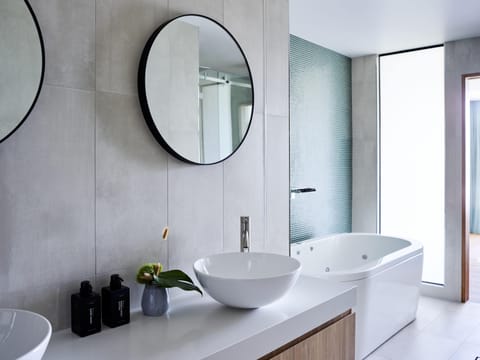 Flynn's Suite | Bathroom | Eco-friendly toiletries, hair dryer, bathrobes, slippers