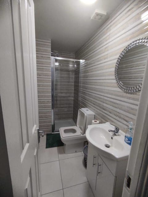 Deluxe Double Room (Room 1) | Bathroom | Shower, free toiletries, hair dryer, towels