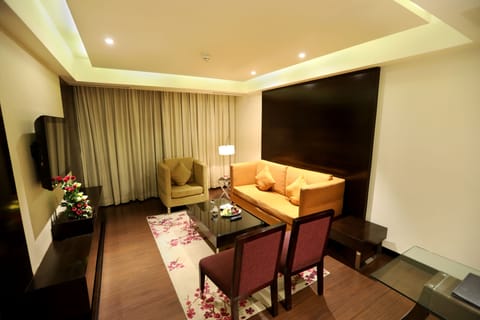 Suite | Living room | LCD TV, fireplace, DVD player