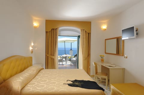 Deluxe Terrace Sea View | Hypo-allergenic bedding, minibar, in-room safe, individually furnished