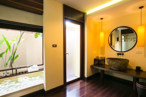 Deluxe Room | Bathroom | Separate tub and shower, rainfall showerhead, designer toiletries