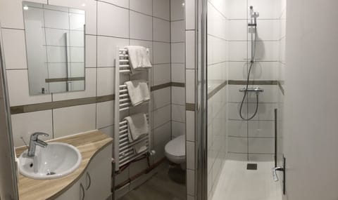 Family Room | Bathroom | Shower, hair dryer, towels, soap