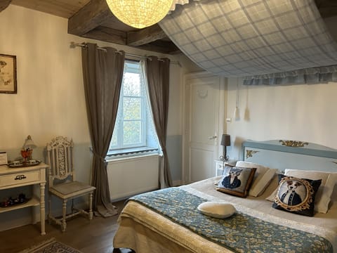 Deluxe Double Room (Adelaide) | Premium bedding, individually decorated, individually furnished, desk