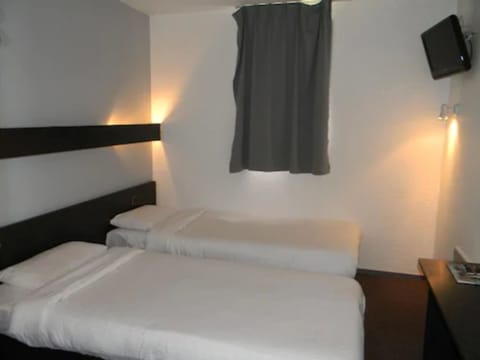 Classic Twin Room | Blackout drapes, soundproofing, free WiFi, bed sheets