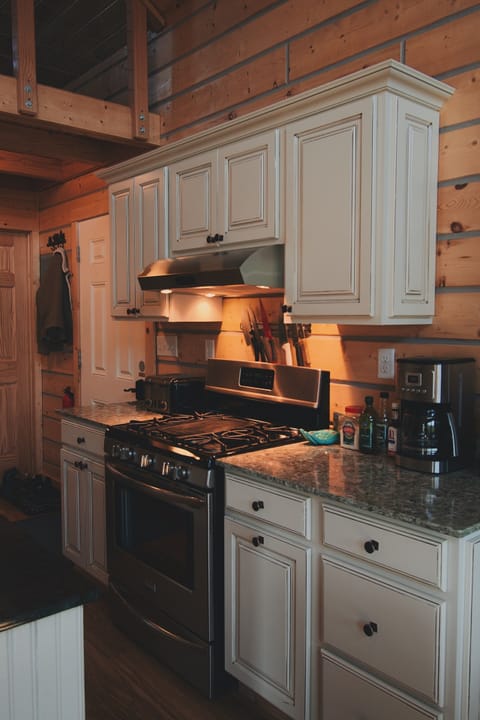 Bear Cabin with Hot tub | Private kitchen | Full-size fridge, microwave, oven, coffee/tea maker