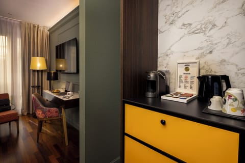 Premium Room | Minibar, in-room safe, desk, laptop workspace