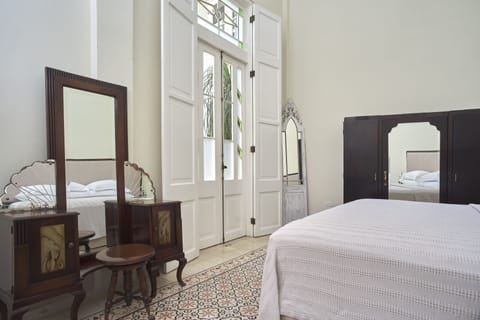 Deluxe Suite, 1 King Bed with Sofa bed, Non Smoking | Courtyard view