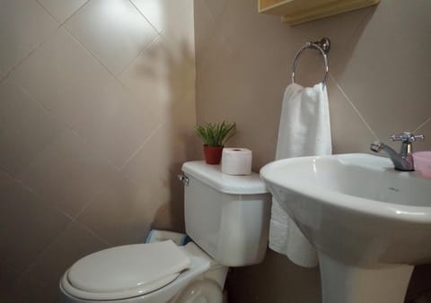 Elite Quadruple Room | Bathroom | Shower, rainfall showerhead, free toiletries, hair dryer