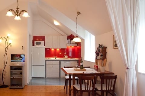 Studio Apartment for 3 people | In-room dining