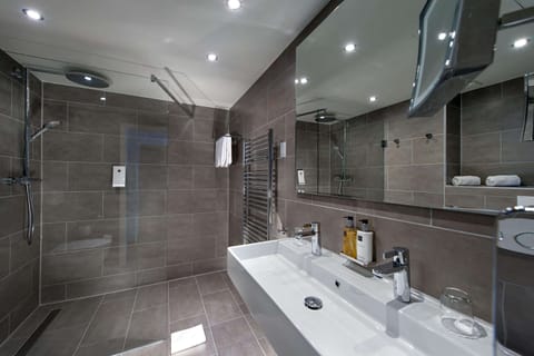 Junior Suite | Bathroom | Combined shower/tub, eco-friendly toiletries, hair dryer, towels