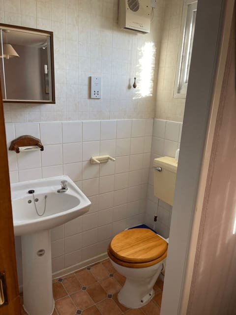 Standard Single Room, 1 Twin Bed | Bathroom | Shower, rainfall showerhead, hair dryer, towels