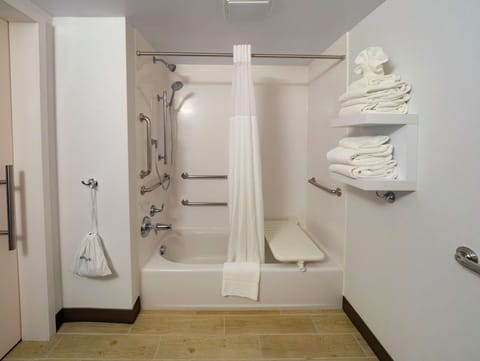 Room, 1 King Bed, Accessible | Bathroom | Hydromassage showerhead, free toiletries, hair dryer, towels