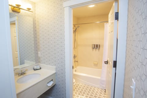 One Bedroom Suite with Ocean View | Bathroom | Combined shower/tub, jetted tub, free toiletries, towels