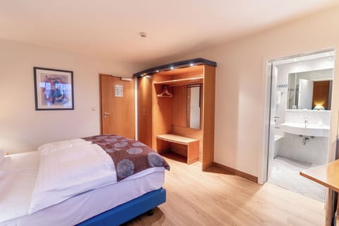 Standard Twin Room | Hypo-allergenic bedding, in-room safe, desk, blackout drapes