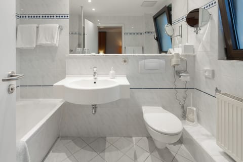 Superior Double Room | Bathroom | Shower, hair dryer, towels