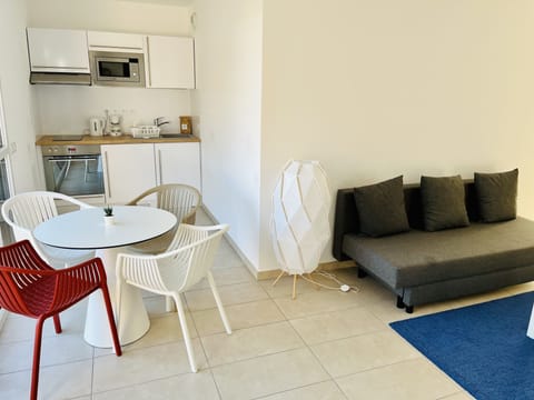 Comfort Apartment | Private kitchenette | Fridge, microwave, oven, stovetop