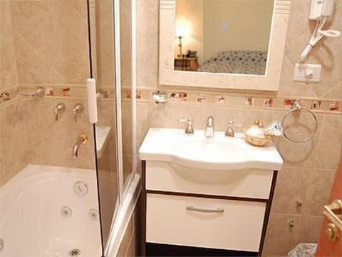 Classic Single Room | Bathroom | Combined shower/tub, rainfall showerhead, free toiletries, hair dryer