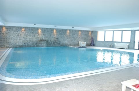 Indoor pool, sun loungers