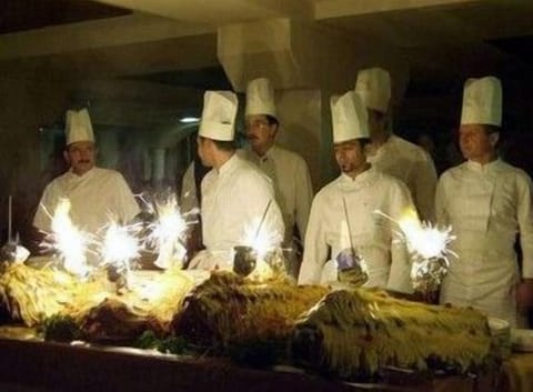 2 restaurants, breakfast served