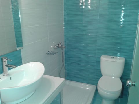 Standard Room, Sea View | Bathroom | Free toiletries, hair dryer, towels