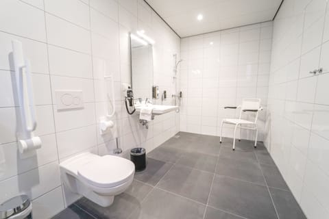 Accessible Double Room | Accessible bathroom