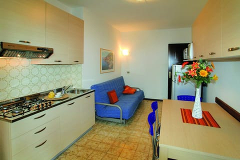 Apartment, 1 Bedroom | Private kitchen | Full-size fridge, microwave, stovetop, cookware/dishes/utensils