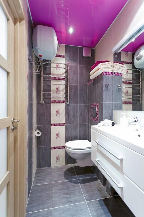 Deluxe Studio Suite | Bathroom | Shower, free toiletries, hair dryer, heated floors