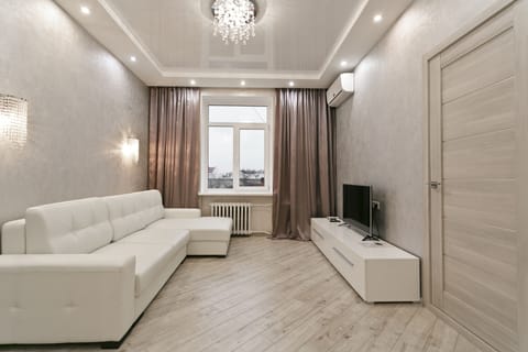 Deluxe Apartment (floor 4) | Living room | 43-inch flat-screen TV with cable channels, LED TV