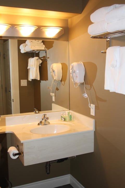 Combined shower/tub, free toiletries, towels