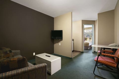 Suite, Multiple Beds, Non Smoking (One-Bedroom) | Desk, free cribs/infant beds, rollaway beds, free WiFi