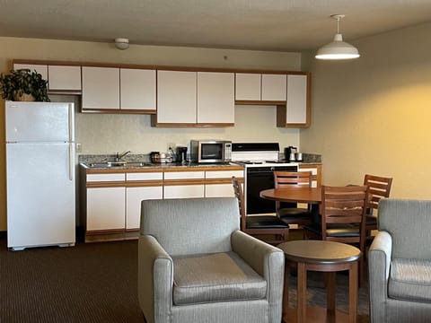 Suite, 1 King Bed, Non Smoking | Private kitchen | Microwave, coffee/tea maker