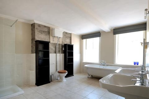 Deluxe Double Room | Bathroom | Combined shower/tub, free toiletries, hair dryer, towels