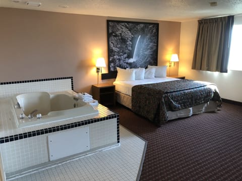 Deluxe Studio Suite, 1 King Bed, Non Smoking | Hypo-allergenic bedding, pillowtop beds, desk, rollaway beds