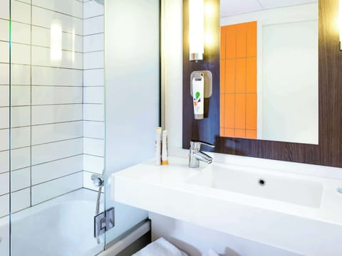 Junior Suite, 1 Double Bed | Bathroom | Eco-friendly toiletries, hair dryer, towels