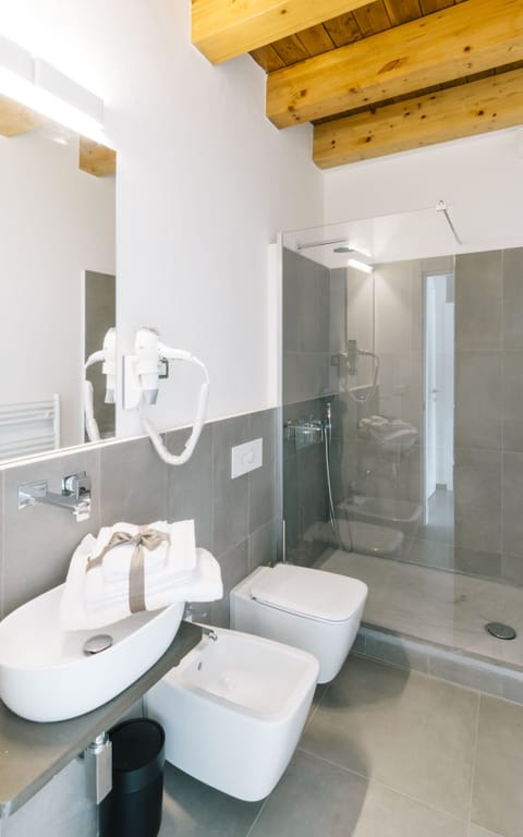 Superior Double Room, Sea View | Bathroom | Shower, rainfall showerhead, hair dryer, bidet