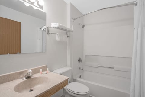 Combined shower/tub, free toiletries, hair dryer, towels