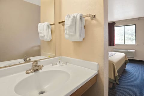 Combined shower/tub, free toiletries, hair dryer, towels