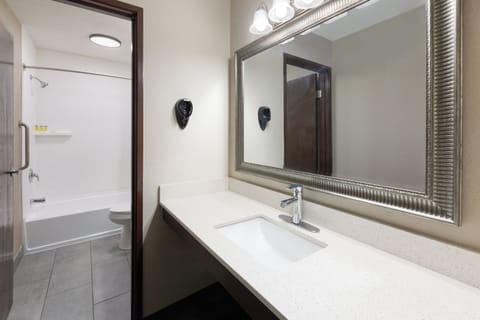 Studio Suite, 2 Double Beds, Non Smoking | Bathroom | Combined shower/tub, free toiletries, hair dryer, towels