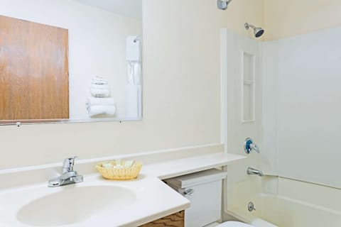 Combined shower/tub, free toiletries, hair dryer, towels