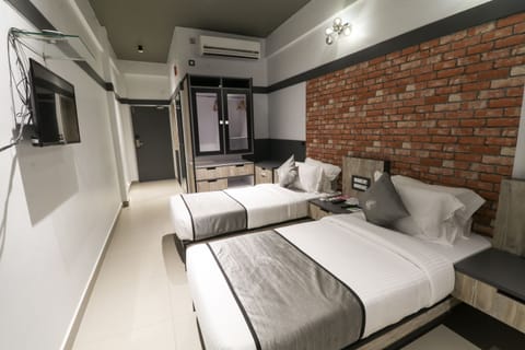 Deluxe Twin Room | Premium bedding, minibar, in-room safe, desk