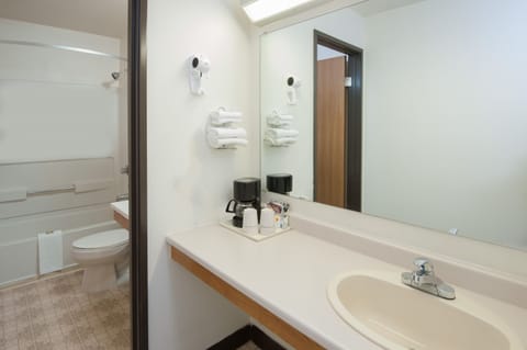 Studio Suite, 1 King Bed, Non Smoking | Bathroom | Hair dryer, towels