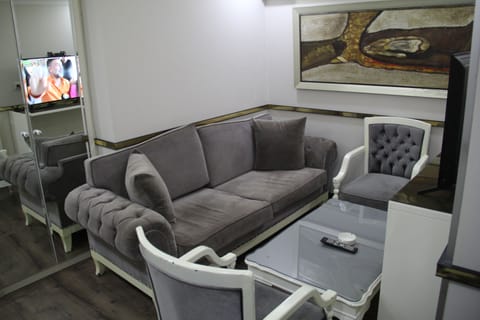 Suite | Minibar, laptop workspace, iron/ironing board, free WiFi