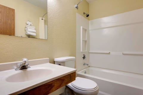 Combined shower/tub, hair dryer, towels