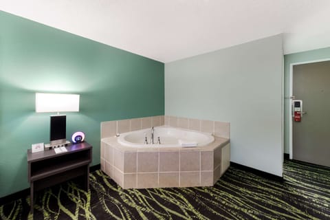 Suite, 1 Queen Bed, Non Smoking | Room amenity