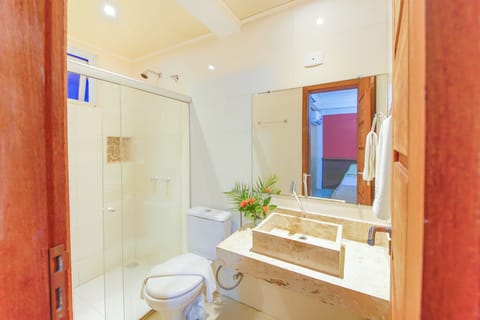 Deluxe Room | Bathroom | Shower, hair dryer, towels